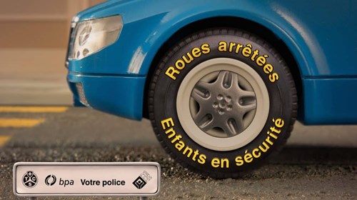 Roues arrêtées, enfants en sécurité